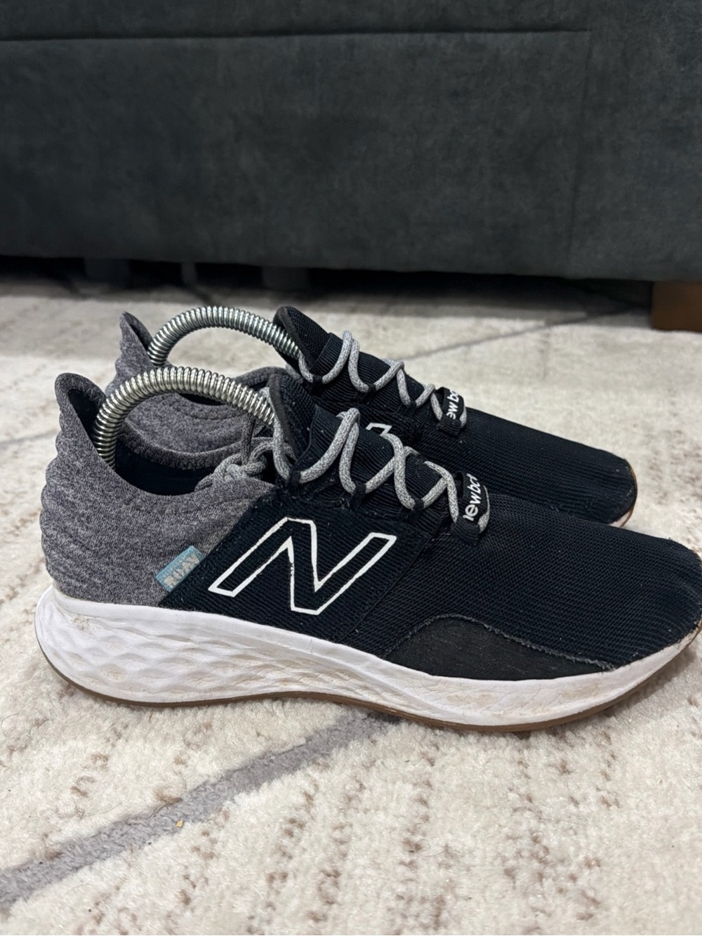 New Balance Fresh Foam Roav Boys Size 6 Black White Grey Running Shoes GEROVTK